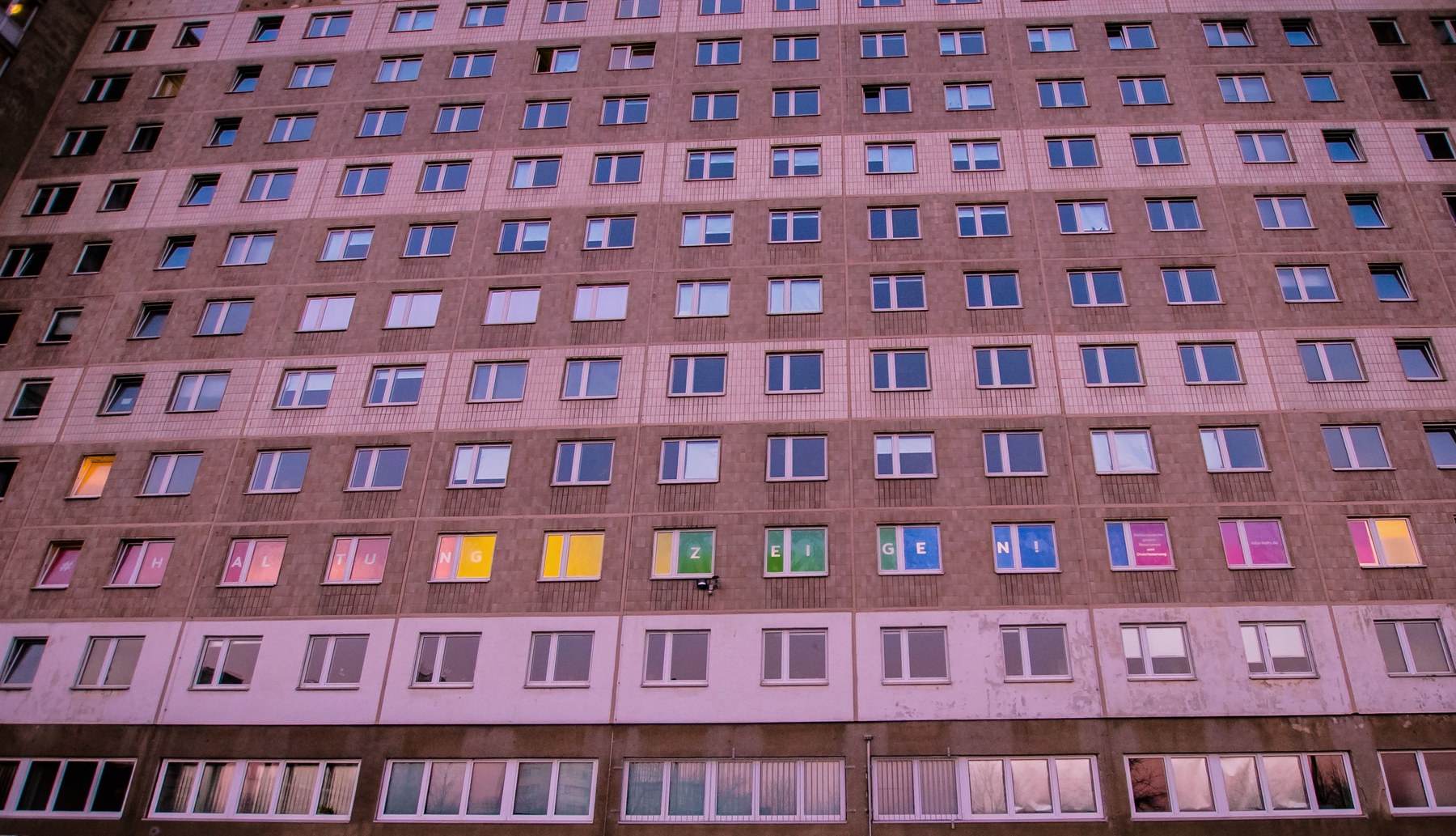 Aktionswoche gegen Rassismus Fenstermotiv Dämmerung