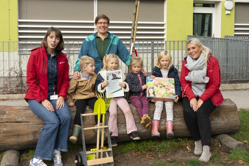 Energieversorgung Halle übergibt Amberbaum an Kita Heideröschen